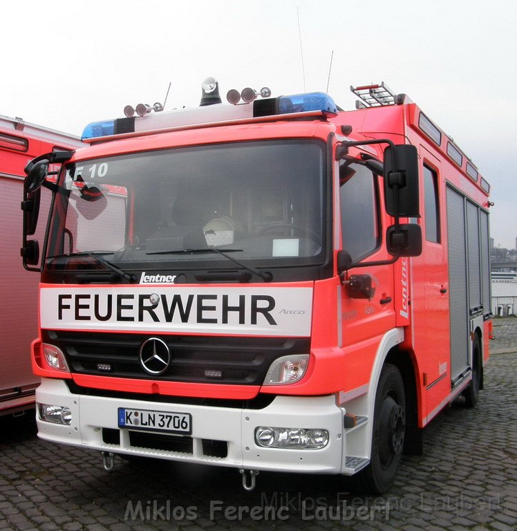 Neue LF`s fuer Koeln Uebergabe in Koeln Deutz an den Wachen  P014.JPG